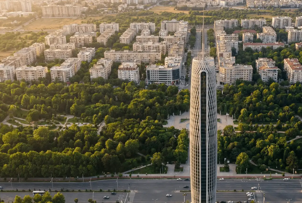 Tycoon Center, the Class A+ administrative skyscraper by Nile Developments, rising above the Green River park in the New Administrative Capital